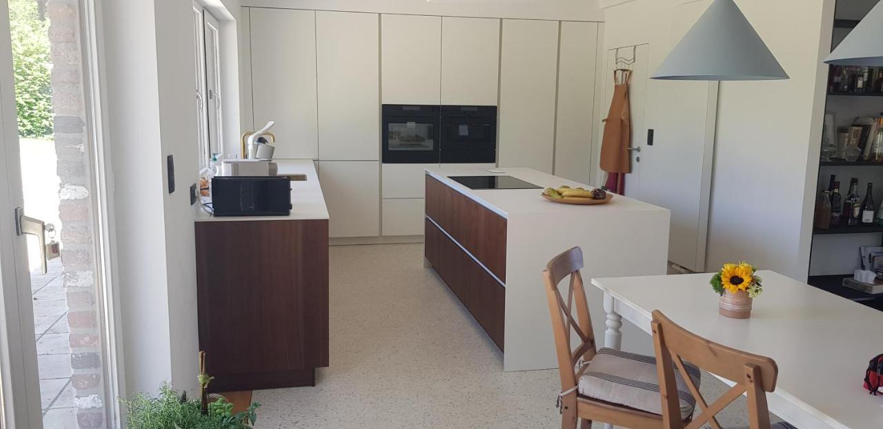 Tres Belle Villa 4 Facades Dans Quartier Vert Et Arbore - 5 Kms De נמור מראה חיצוני תמונה